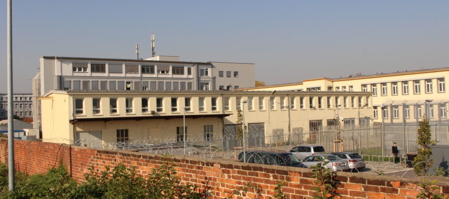 "Ankerzentrum" Dresden mit Verwaltungsgebäude im Vordergrund